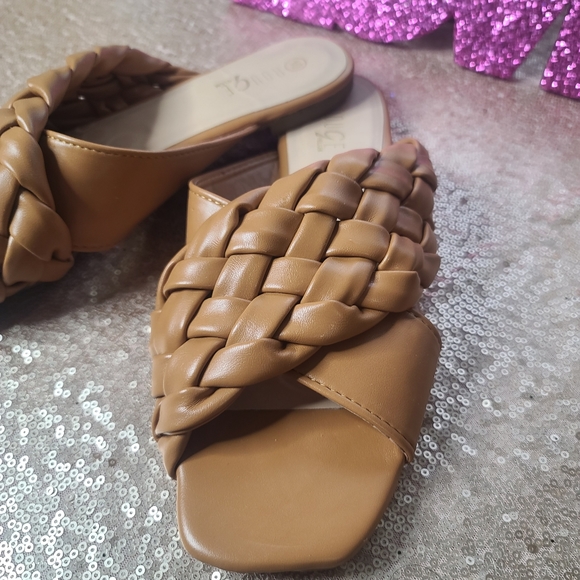 sandals - Picture 2 of 8